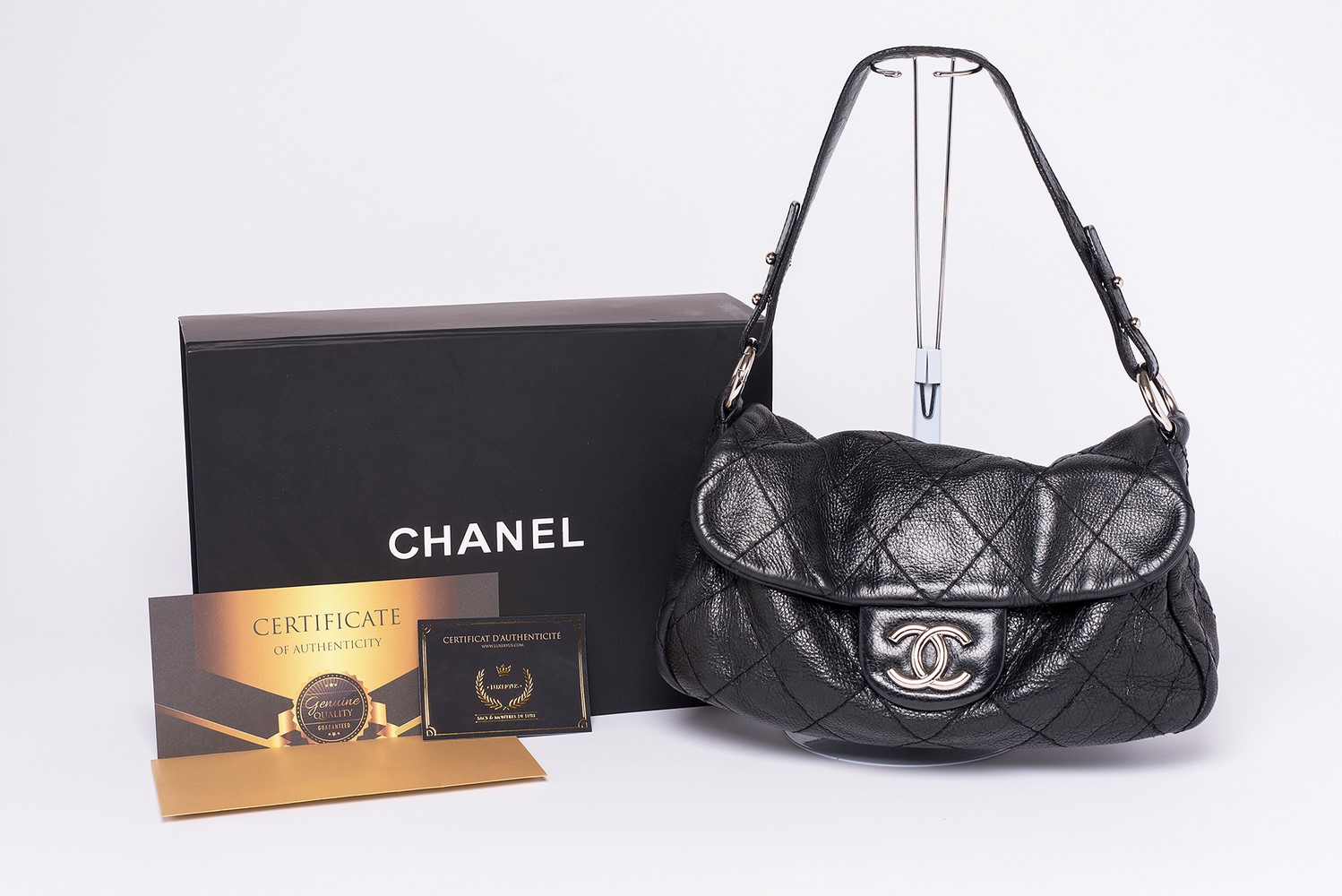 Sac à rabat Chanel On the Road Authentique d'occasion en cuir matelassé noir