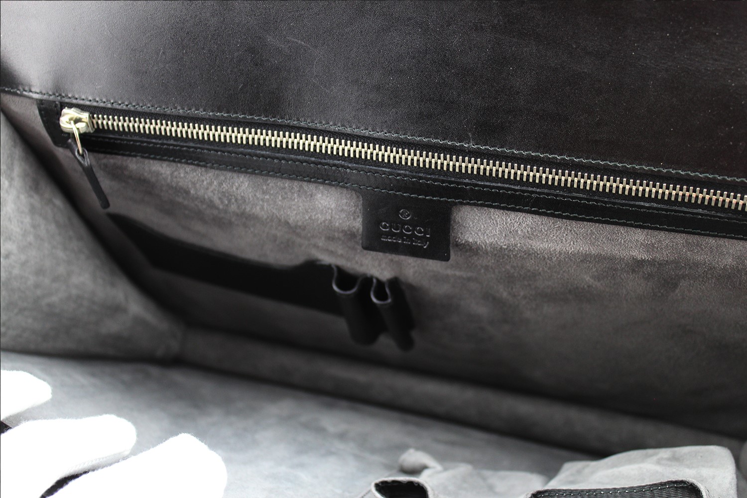 Porte-documents Gucci Authentique d'occasion en cuir couleur noir, bijouterie argentée. Modèle 2018