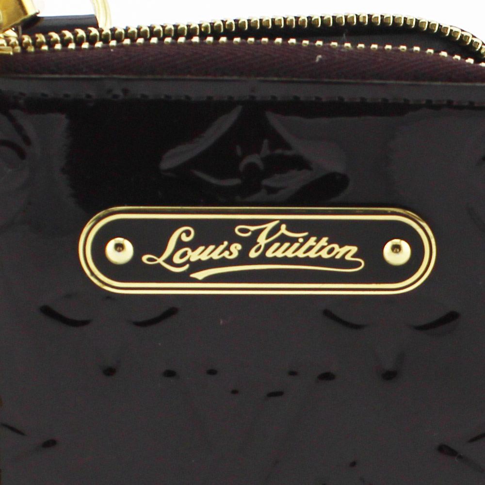 Porte-monnaie Zippy / Porte-cartes Louis Vuitton Authentique d'occasion en cuir vernis couleur Amarante avec chaîne métallique