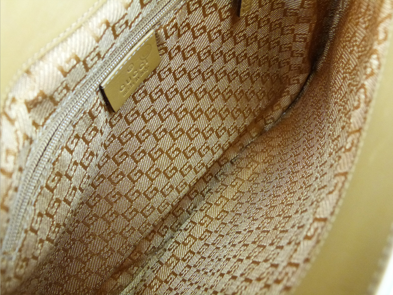 Sac à épaule Gucci modèle Jackie Authentique d'occasion en toile beige et cuir camel