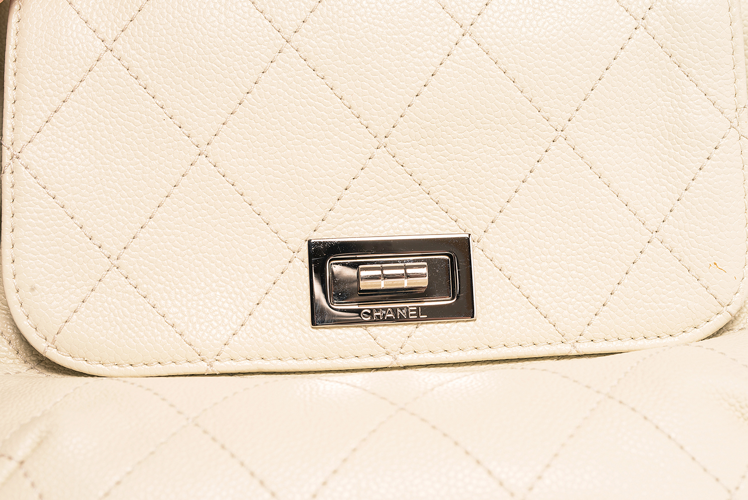 Sac Chanel Cabas Pocket in the city mademoiselle Authentique d'occasion en cuir grainé couleur blanc cassé