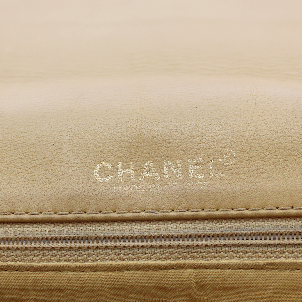 Sac à main Chanel Timeless Classique Vintage Authentique d'occasion en cuir matelassé beige et surpiqures noires