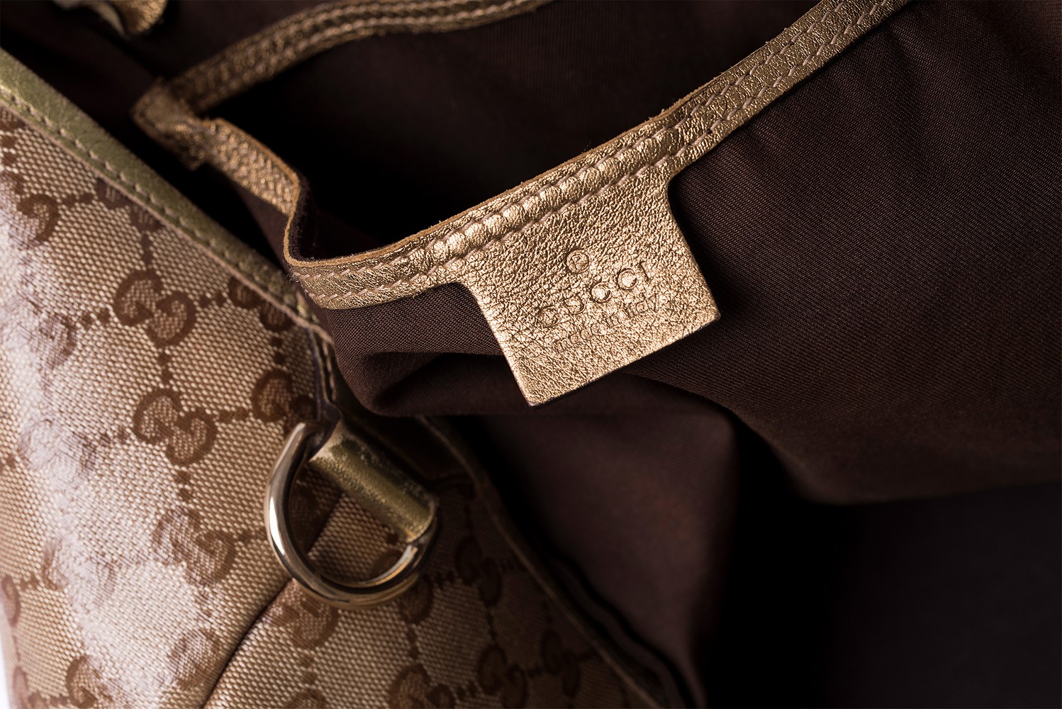 Sac cabas Gucci monogram dorée Authentique d'occasion avec porte-clés Gucci Dog motifs Guccissima