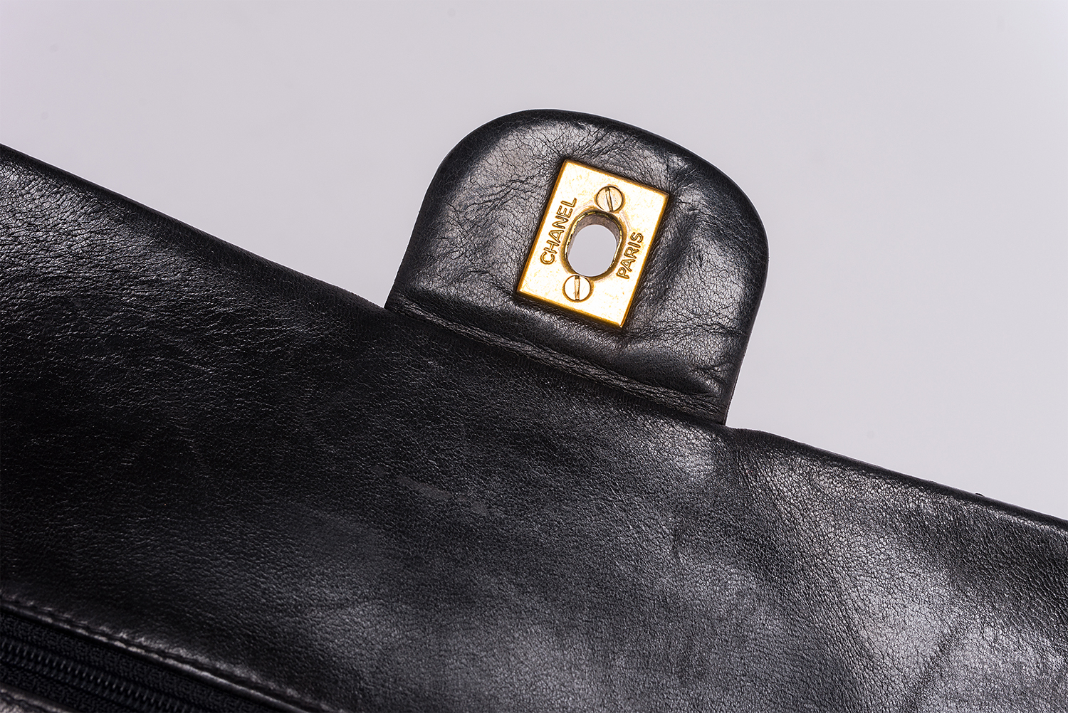 Sac à main Chanel Timeless Classique Authentique d'occasion en cuir matelassé noir et bijouterie dorée