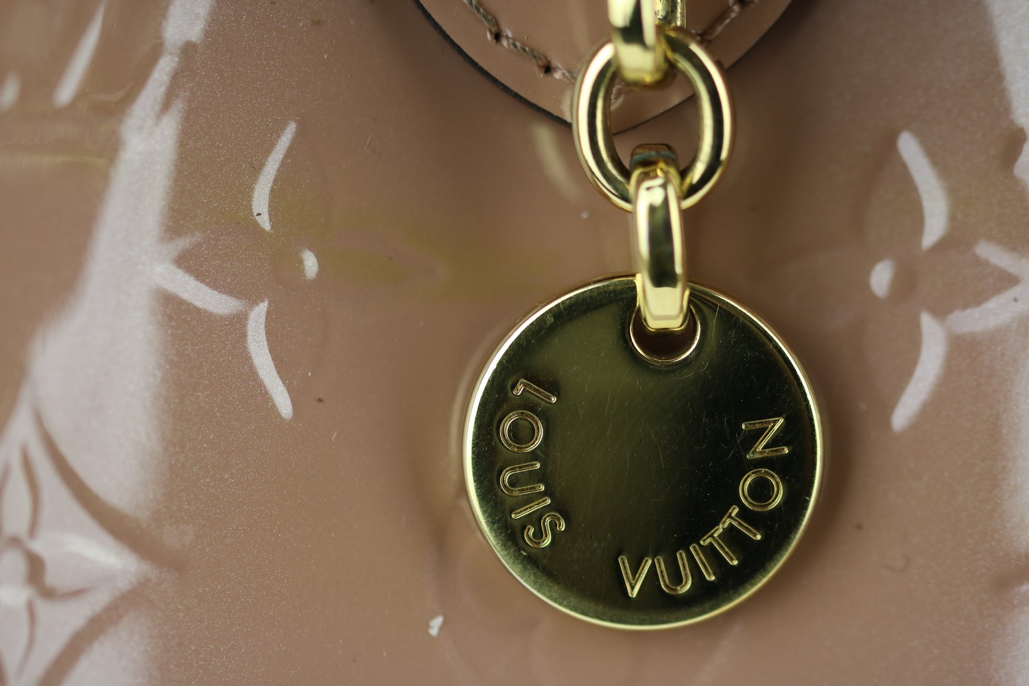 Sac Louis Vuitton Brea MM Authentique d'occasion cuir vernis rose velours